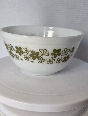 Pyrex Vintage White & Green Spring Blossom 1.5 Quart Glass Bowl